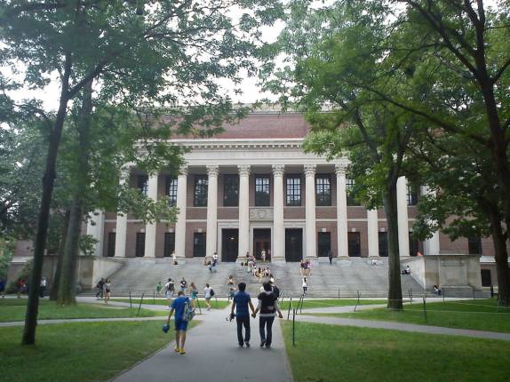 Caminhando pelo campus de Harvard, a famosa universidade em Boston, capital de Massachusetts, nos Estados Unidos